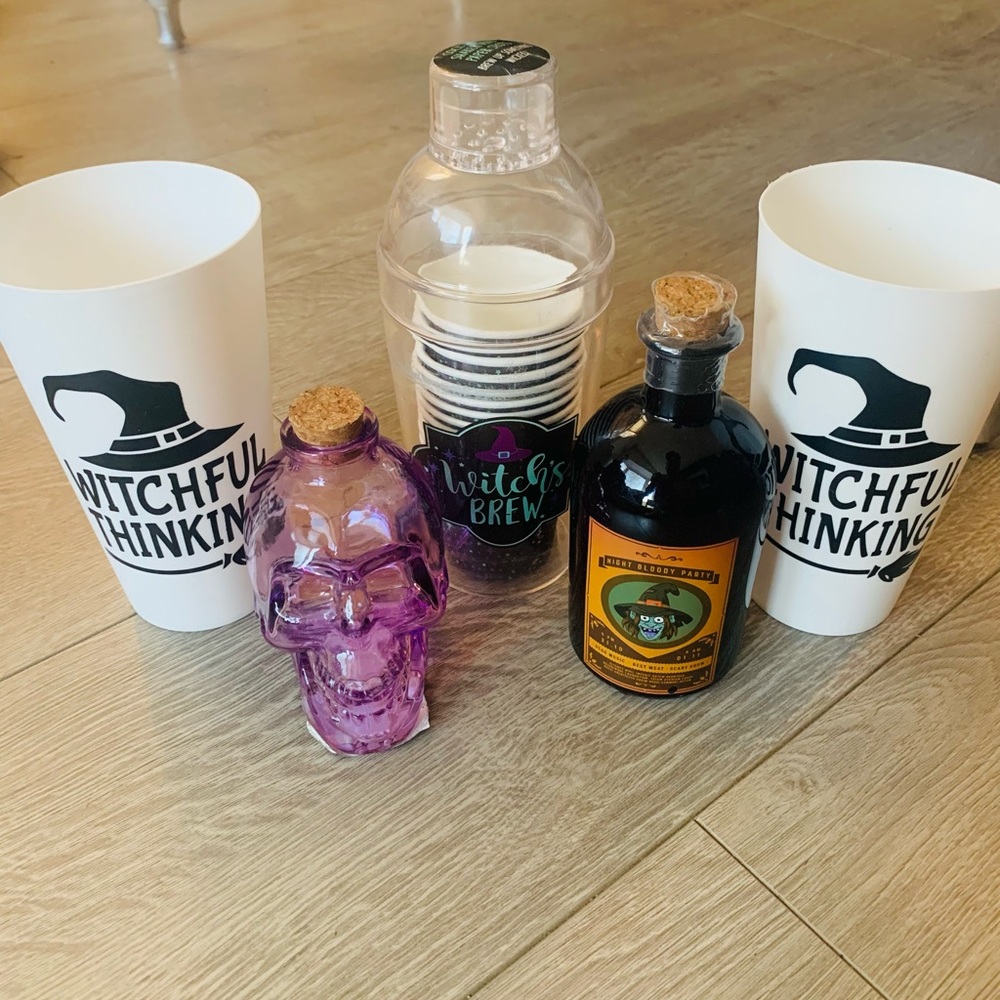 Fun Halloween party supplies set of five